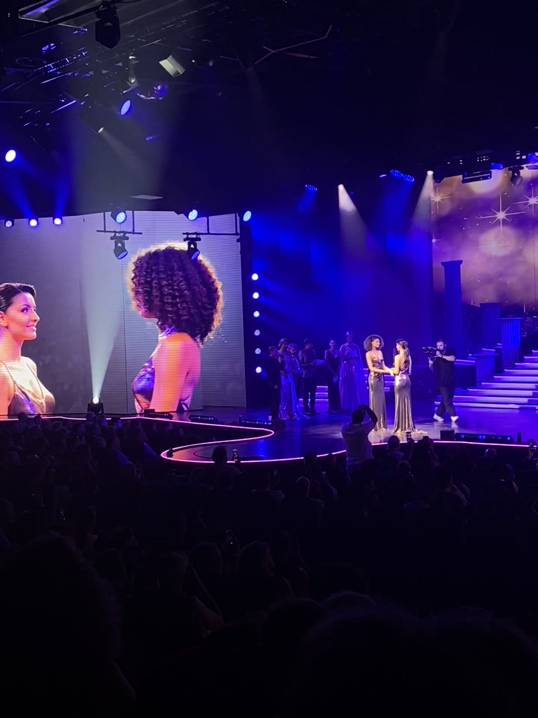 Miss Alsace 2025 — Matthieu filme les deux finalistes en direct, diffusé sur les écrans géants